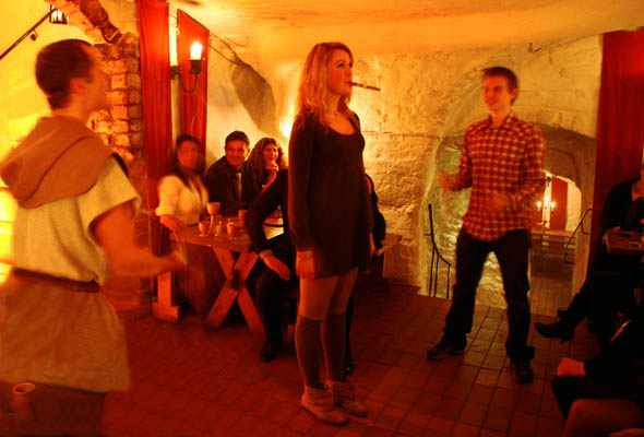 Gyckleri under julbord. p&aring; k&auml;llaren Stralsund